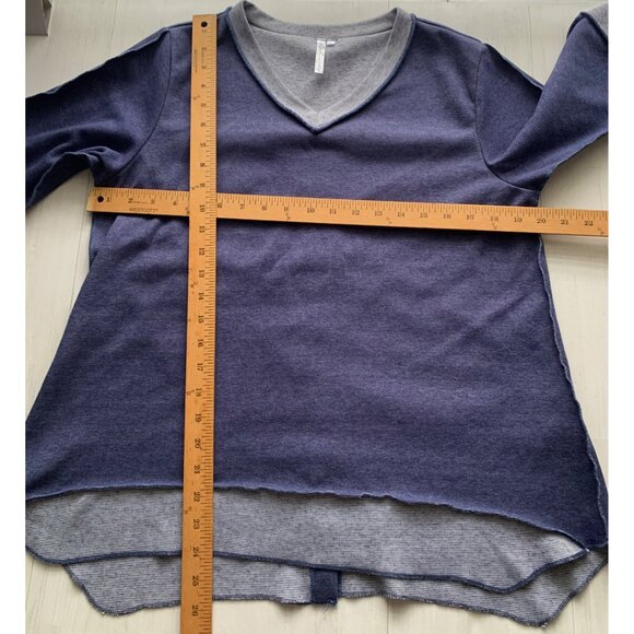 Lulu B Small V-Neck Button Back Tunic Shirt - Picture 6 of 10